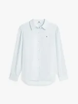 Camisa Tommy Hilfiger de corte amplio confeccionada en lino puro de color celeste, con cuello inglés, manga larga con puños abotonados y detalle del logo bordado en el pecho.