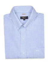 Camisa de manga larga RKF, de corte regular con cuello americano abotonado y diseño a cuadros en tonos celestes y blancos. Incluye bolsillo frontal con logo bordado.