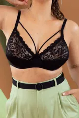 Soutien reductor negro con aro, confeccionado en lycra y puntilla elastizada. Presenta tiras decorativas en el escote y breteles elásticos regulables.