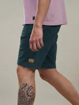 Bermuda de gabardina color beige, de corte casual y diseño liso, con bolsillos laterales y traseros.