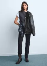 Jean de corte recto y tiro medio, confeccionado en tejido de algodón estilo vaquero, con cierre frontal de cremallera y botón, y diseño de cinco bolsillos.