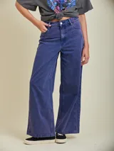 Pantalón de jean de corte ancho, color azul con efecto gastado.