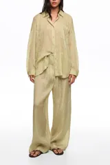 Pantalón recto color verde claro con sutil estampado de lunares, tiro medio y corte holgado.