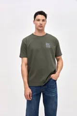 Remera de manga corta color bordó, confeccionada en algodón pesado con textura suave y calce relajado. Presenta un pequeño bordado de la marca en el pecho.