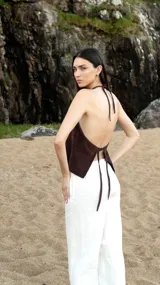 Top marrón de cuero gamuza con tiras finas que se atan en la espalda y en el cuello.