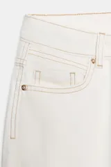 Jeans de tiro alto y corte recto de pernera larga, con diseño clásico de cinco bolsillos y costuras en contraste. Cierre frontal con cremallera y botón metálico.