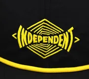 Gorro negro de seis paneles con visera plana y logo bordado de Independent en amarillo. Cuenta con cordón amarillo decorativo en la base de la copa y cierre ajustable a presión en la parte trasera.