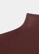Camiseta de cuello alto y manga larga, con diseño entallado al cuerpo.