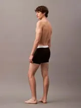 Pack de tres calzoncillos tipo boxer brief Calvin Klein, confeccionados en una suave mezcla de modal elástico. Presentan un diseño de talle medio con bolsa contorneada para mayor soporte y una cintura elástica con el logo de la marca estampado.