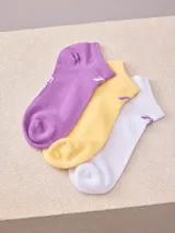 Pack de tres medias tobilleras de algodón, una morada, una amarilla y una blanca, con logo pequeño en el tobillo.
