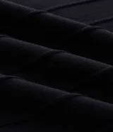 Remera slim de manga corta con cuello redondo, confeccionada en tejido de viscosa con textura de rayas verticales.