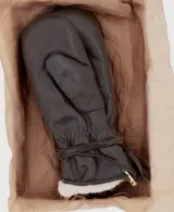 Guante tipo manopla de cuero negro con interior de piel sintética y detalle de lazo ajustable en la muñeca.