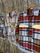 Sobre camisa a cuadros con bolsillos frontales con solapa en cuero.