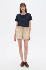 Short cargo de poliéster color beige, con cintura elástica fruncida, cordón ajustable y bolsillos laterales tipo cargo.