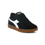 Championes urbanos Diadora modelo Bamtela, color negro con logo lateral blanco y suela de goma color caramelo.
