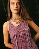 Collar de cadena gruesa de eslabones metálicos en tono dorado, con dije colgante en forma de estribo.