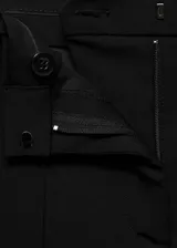 Pantalon de vestir negro de corte slim fit, con tiro medio, detalle de pinzas frontales, bolsillos laterales y cierre oculto con botón, gancho y cremallera.