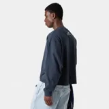 Remera manga larga azul marino de corte recto y cuello redondo.