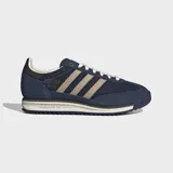 Championes Adidas modelo SL 72, con diseño retro inspirado en los años 70. Presentan un exterior de tela azul marino con revestimientos de gamuza en tono azul más oscuro, detalles en beige en las icónicas tres tiras laterales y una entresuela de EVA con suela dentada.