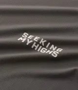 Remera deportiva de hombre con tecnología Dry, confeccionada en poliamida y elastano. Presenta un diseño de corte regular, cuello redondo, manga corta y estampa lettering pequeña en el pecho con la frase Seeking my highs.