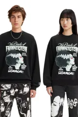 Buzo de cuello redondo en color negro, con estampado gráfico frontal de The Bride of Frankenstein. Presenta un corte holgado y puños acanalados.