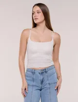 Top crop texturado color blanco, con escote recto y doble tirante fino.