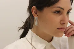 Aros colgantes con piezas geométricas irregulares en color plateado.