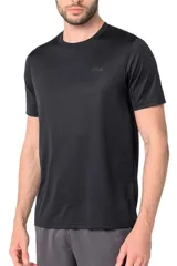 Remera deportiva Fila Myler de hombre, color negro, de manga corta, cuello redondo y con logo de la marca estampado en el pecho.