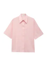 Camisa de manga corta color rosado, de diseño recto con cuello camisero y cierre frontal de botones.