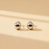 Aros tipo caravanas con diseño de esfera lisa pulida, fabricados en plata 925.