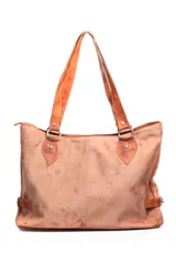 Cartera tipo tote de cuero en tono marrón desgastado, con doble asa de hombro, cierre superior y detalles de correas laterales decorativas. Incluye un parche de cuero con el logo de la marca Patzu en la parte frontal.