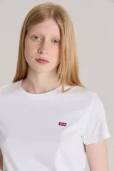 Remera blanca de algodón con calce estándar y logo de Levi's bordado en el pecho.