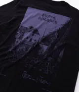 Remera negra de algodón con corte comfort, cuello redondo y manga corta. Presenta un estampado frontal con el logo de la banda Black Sabbath en color violeta.