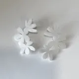 Par de aros colgantes con forma de jazmines blancos perlados.