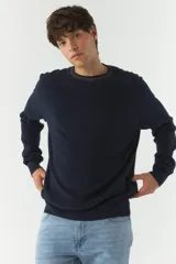 Sweater marrón liso de algodón con cuello redondo y costuras a contratono.