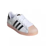 Zapatillas Adidas Superstar blancas con las tres tiras laterales en negro, contrafuerte negro con logo blanco y puntera y suela color salmón.
