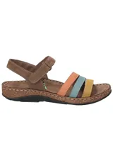 Sandalias de cuero color marrón, con tiras delanteras multicolor en tonos naranja, celeste y mostaza. Cuenta con tira ajustable en el talón con cierre de velcro, suela con textura símil corcho y costuras visibles en el borde.