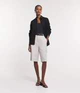 Blusa musculosa color gris claro, con escote en U y breteles anchos. Confeccionada en poliamida y poliéster.