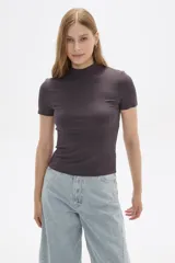 Remera de manga corta, color gris oscuro, confeccionada en tejido acanalado (punto canale) de viscosa, de corte ajustado al cuerpo y cuello alto tipo mock neck.