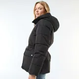 Abrigo acolchado tipo puffer color negro, con capucha, cierre frontal de cremallera, bolsillos delanteros con solapa y cordón ajustable en la cintura.