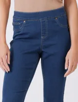 Jegging de tiro medio-alto con cintura elástica, bolsillos delanteros simulados y bolsillos traseros aplicados. Presenta un corte entallado con terminación bootcut.