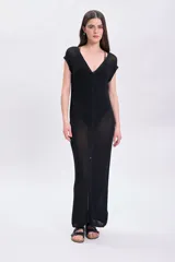 Vestido largo de punto color negro, con escote en V y cierre frontal con botones.
