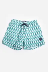 Short de baño celeste con estampado de hojas pequeñas en tonos verdes y blancos. Cuenta con cintura elástica con cordón ajustable, bolsillos laterales y un parche circular con logo en la parte inferior.