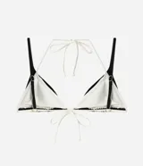 Top de bikini triangular de microfibra, color negro con bies contrastante en color blanco, tazas removibles y tiras finas para atar al cuello y en la espalda.