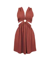 Vestido corto color marrón con diseño cut-out en la cintura y detalle de argolla central. Presenta escote profundo en V y falda con vuelo.