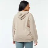 Buzo de chándal con capucha color beige, con cierre frontal y bolsillos laterales.