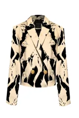 Blazer cruzado con estampado abstracto en tonos verde claro y negro, con solapas de muesca, corte entallado y botones dorados.
