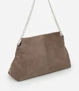 Cartera tipo clutch de tamaño mediano con formato trapecio, confeccionada en material sintético con textura de gamuza y acabado tipo crocco. Cuenta con una correa de cadena metálica plateada y cierre mediante botones.