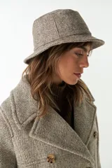Sombrero tipo bucket de lana color beige con textura tweed.
