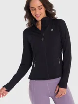 Chaqueta deportiva negra de tela suave con cierre frontal, cuello alto, bolsillos laterales con cierre y orificios para los pulgares en los puños.